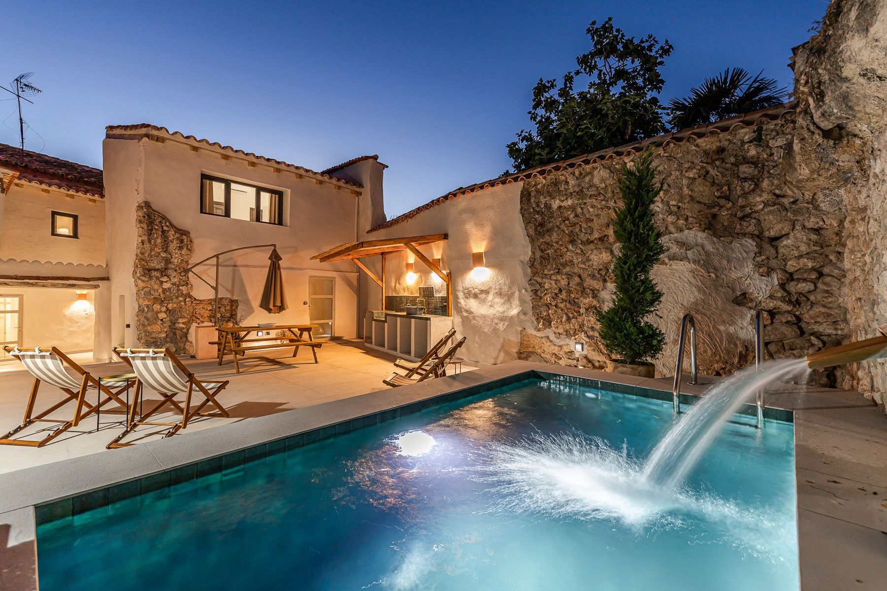 La misma casa terminada, con patio y piscina